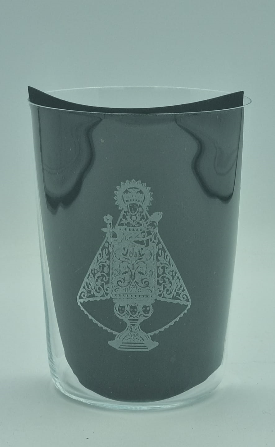 Imagen vaso tallado sidra motivo Virgen de Covadonga